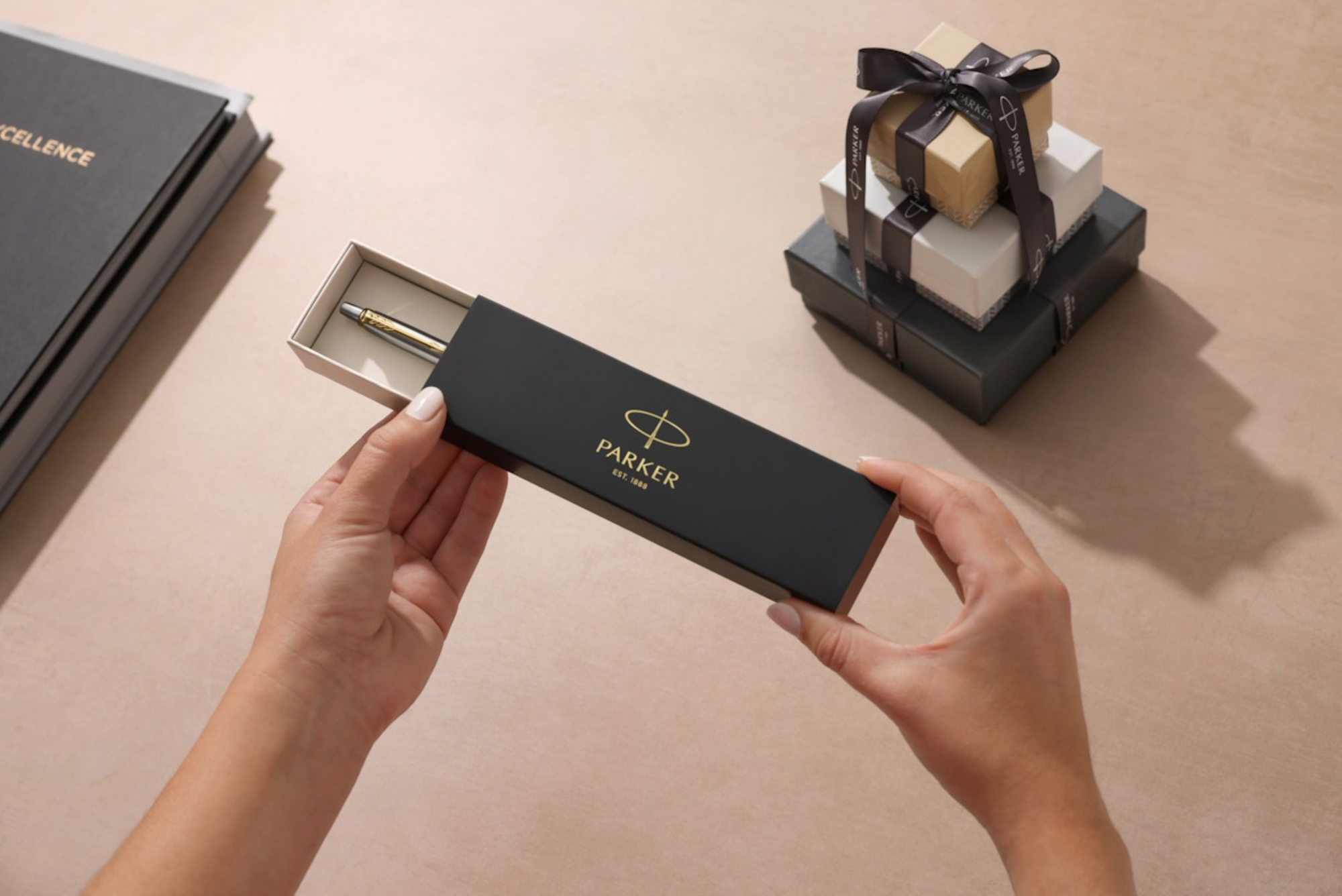 Bolígrafo Parker Jotter metálico con clip dorado